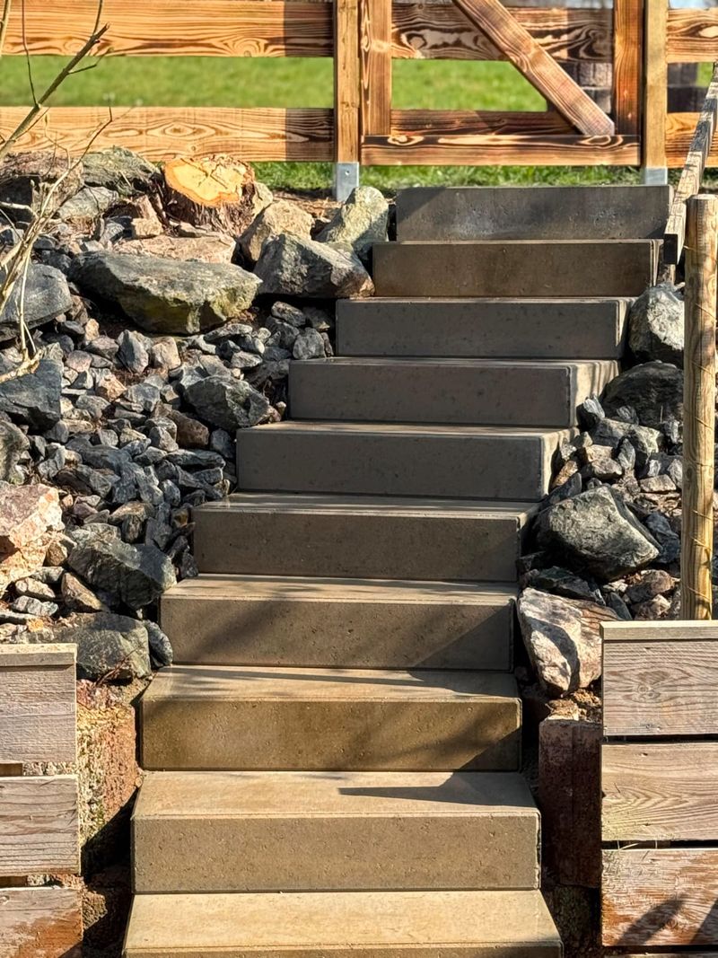 Neue Treppenanlage aus massiven Blockstufen mit Felseneinfassung an einem Hanggrundstück in der Region Bergstraße–Odenwald