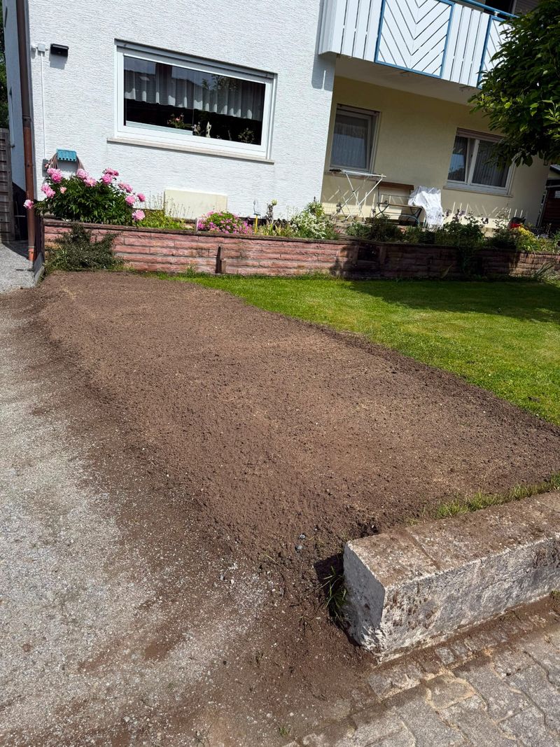 Fein abgezogenes Planum vor dem Wohnhaus – vorbereitet für die neue Rasenfläche